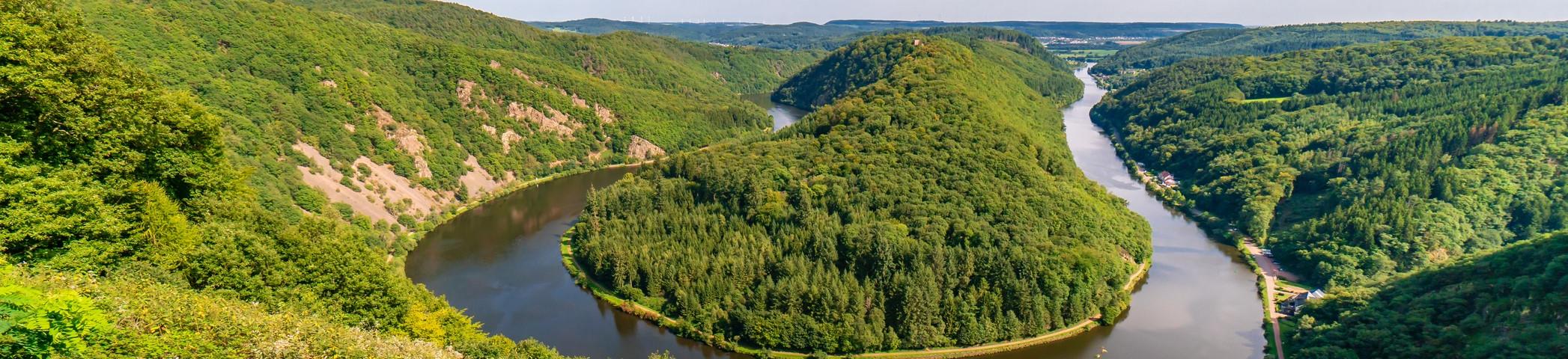 Sie sehen die Saarschleife bei Mettlach im Saarland