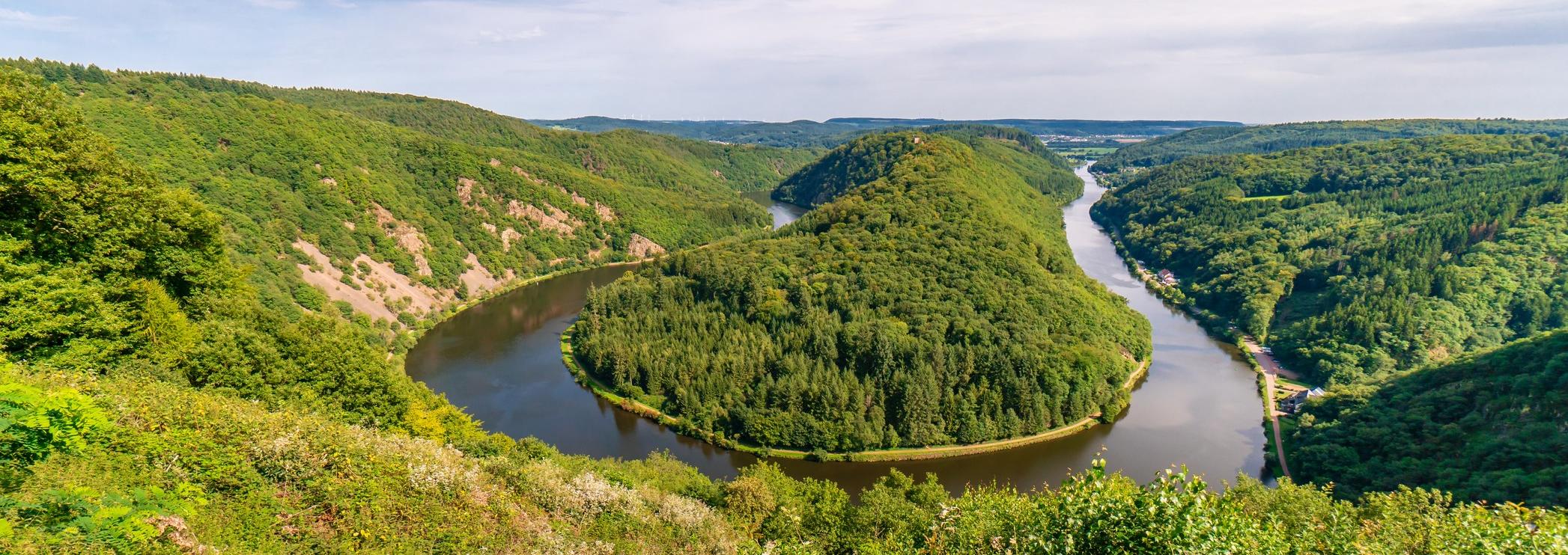 Sie sehen die Saarschleife bei Mettlach im Saarland
