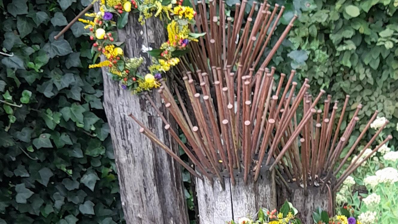 Skulptur Nägel und Blumen