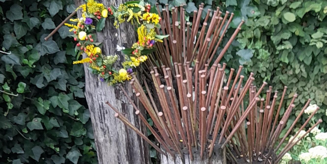 Skulptur Nägel und Blumen