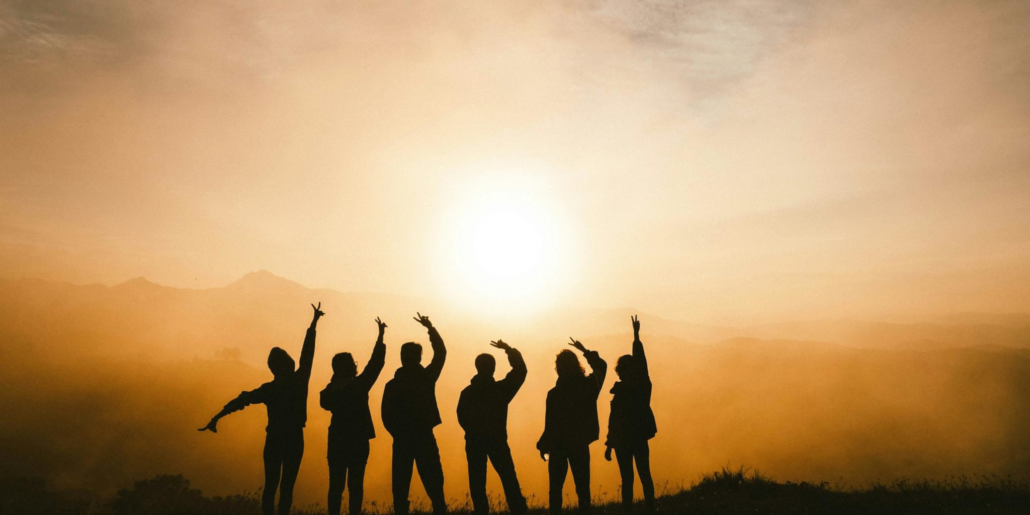 Jugendliche im Sonnenuntergang (c) chang-duong-Sj0iMtq_Z4w-unsplash Jugendliche im Sonnenuntergang