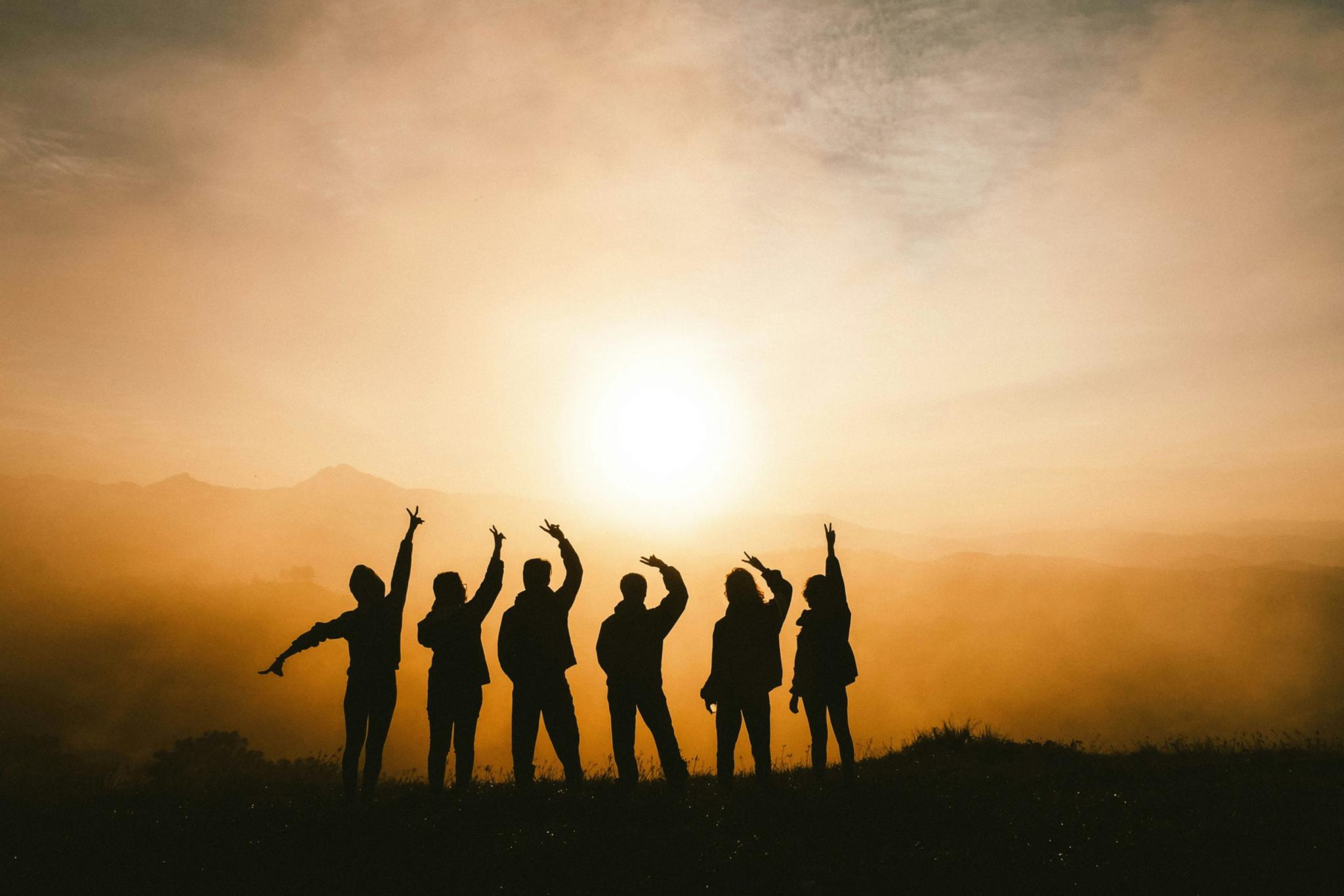 Jugendliche im Sonnenuntergang