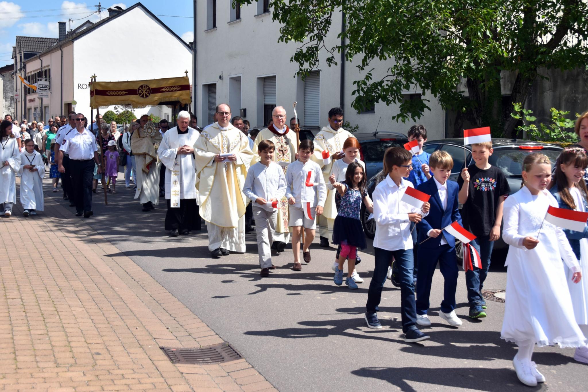 Prozession durch Nennig.