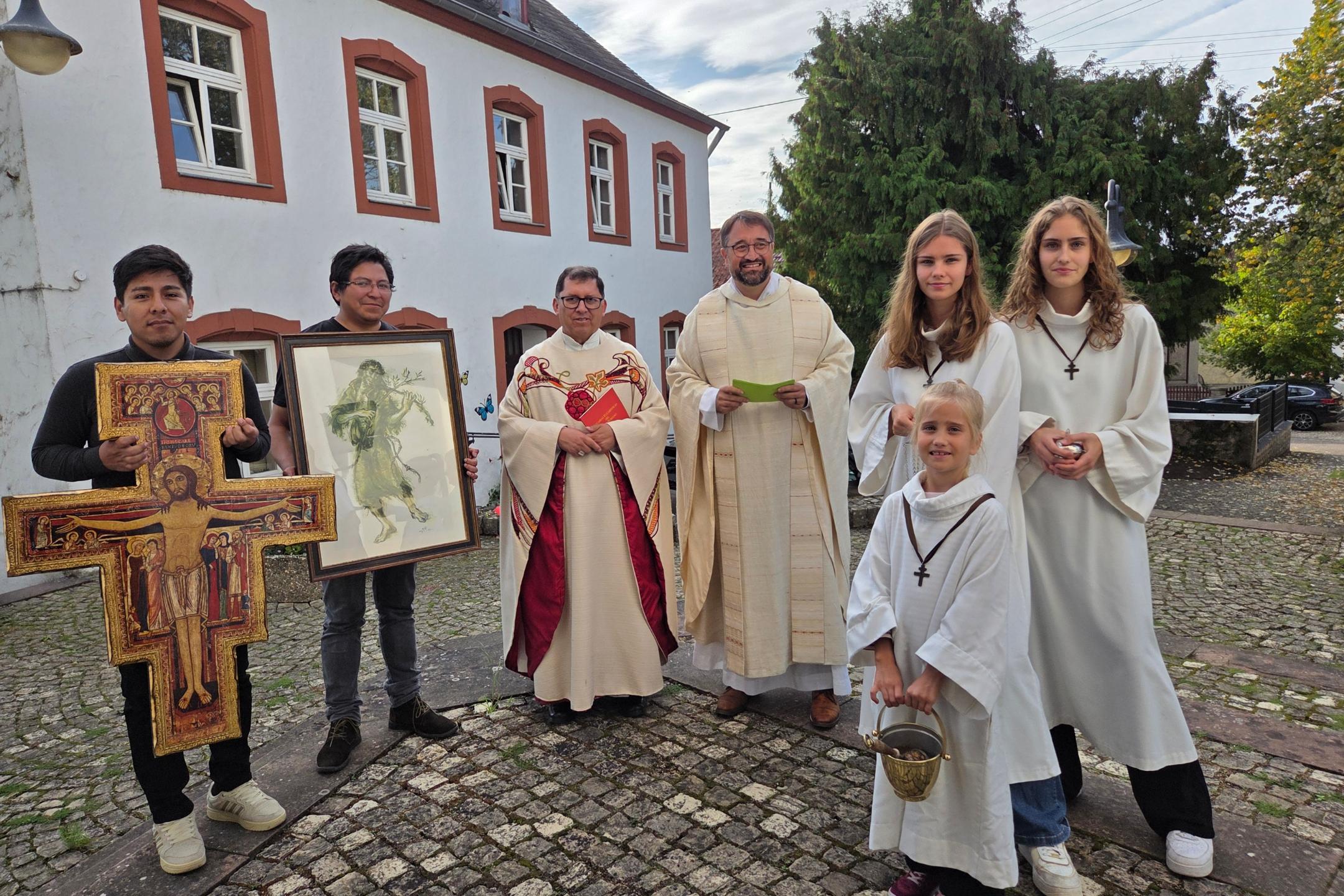 Gruppenfoto mit Pastor Meyer, Messdienerinnen und Bischof Renan aus Potosi