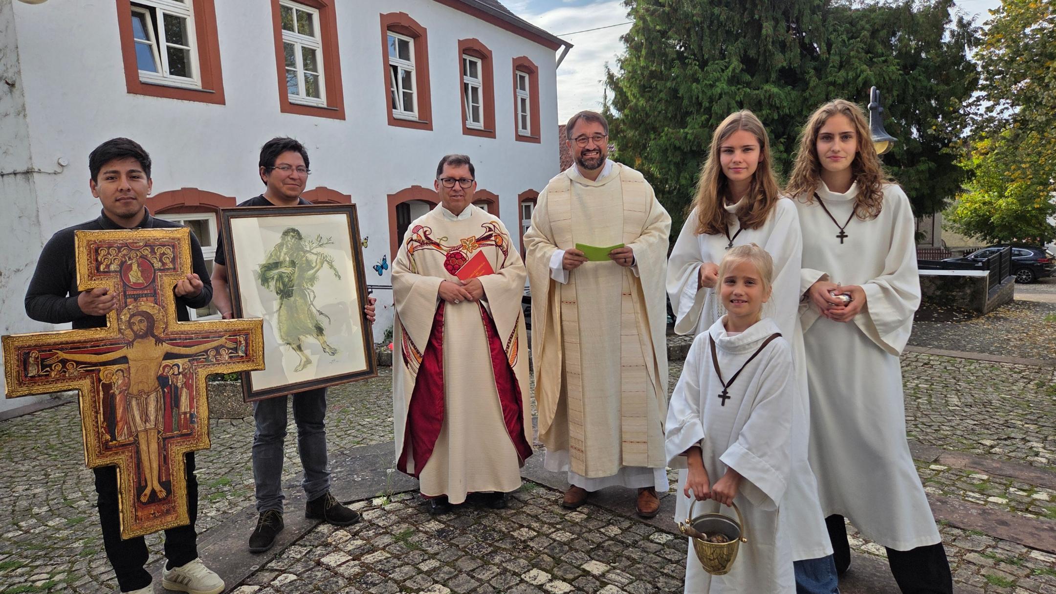 Gruppenfoto mit Pastor Meyer, Messdienerinnen und Bischof Renan aus Potosi