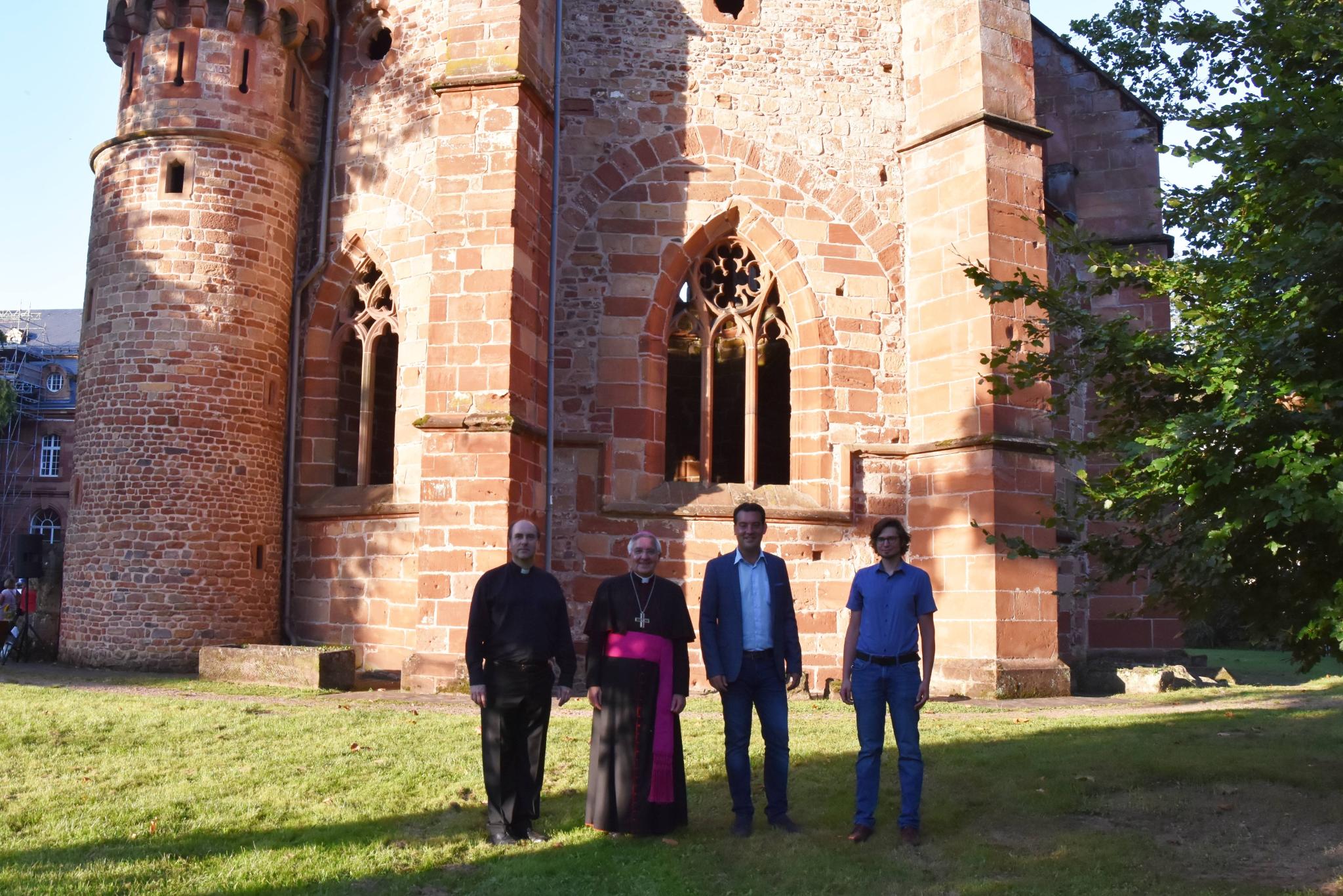 Dekan Patrik Schmidt, Weihbischof Franz Josef Gebert, Johannes Kölling und Philipp Kirsch