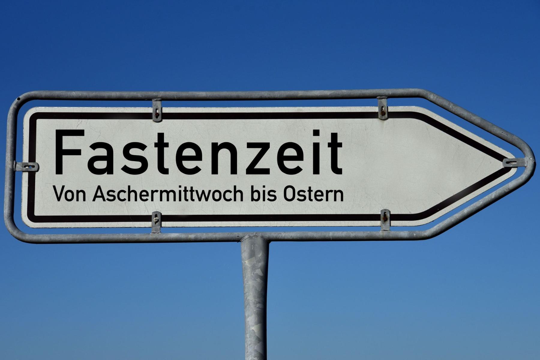 Schild mit Aufdruck 'Fastenzeit'