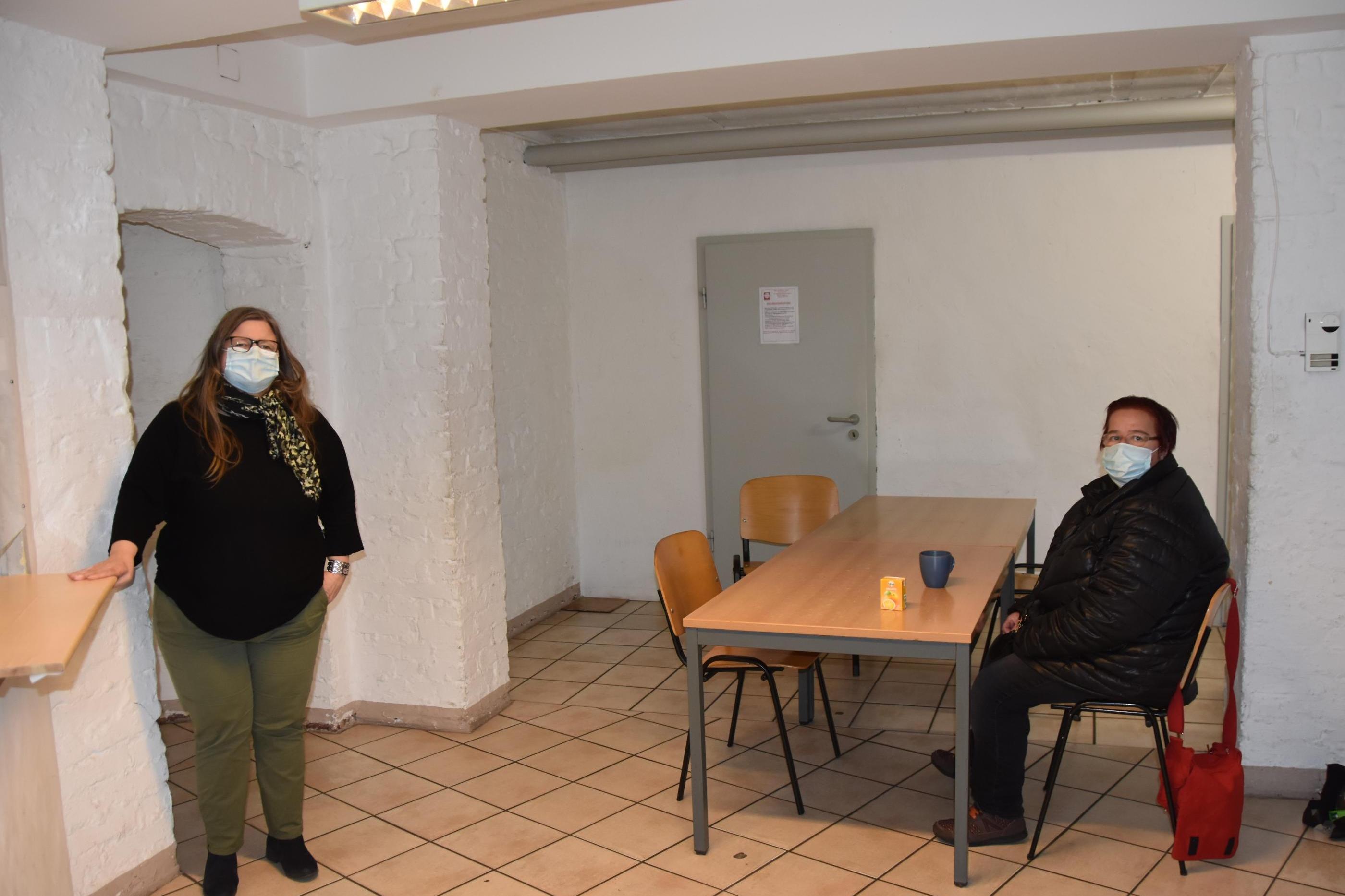 Stefanie Durst (links) und eine Besucherin im ansonsten leeren Tagestreff der 'Oase'.